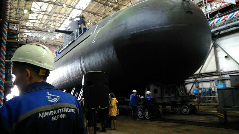 Подготовка к спуску на воду ДЭПЛ проекта 677 "Кронштадт". "Адмиралтейские верфи", 12-й цех, 6-й пролет, 8-я стапельная нитка Подготовка к спуску на воду ДЭПЛ проекта 677 "Кронштадт". "Адмиралтейские верфи", 12-й цех, 6-й пролет, 8-я стапельная нитка